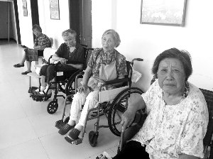 13個(gè)老人中，年齡最大的已經(jīng)99歲