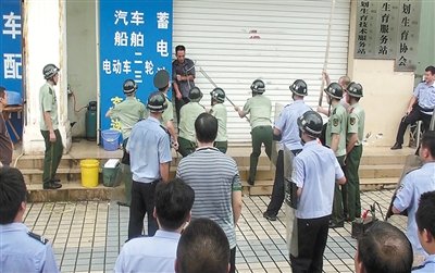昨日，警方趕到現(xiàn)場(chǎng)制服嫌疑人何某。