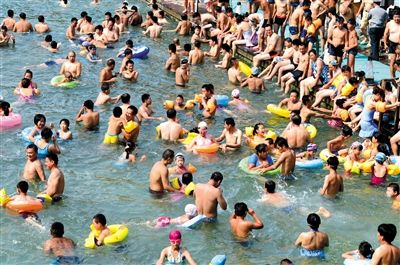 昨日，濟南市最高氣溫超過37℃，位于市區(qū)黑虎泉畔的泉水浴場免費開放。