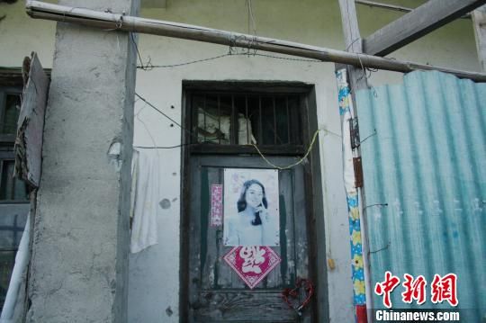 圖為嫌犯租住的民房，當天受害人即攀在門上的窗口對外呼救。 吳佳蔚 攝
