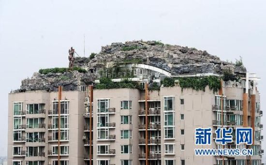 位于北京市海淀區(qū)白石橋路45號(hào)人濟(jì)山莊小區(qū)B棟樓頂?shù)募偕絼e墅（8月12日攝）。
