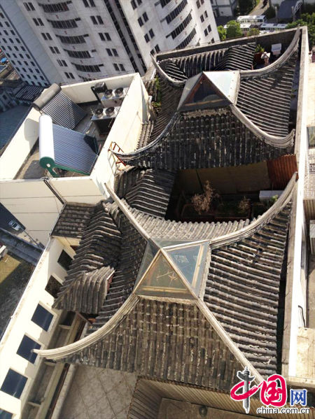 2013年8月14日，江蘇蘇州蘇州市三香大廈高樓18層樓頂東側(cè)陽臺上的“蘇州園林”式別墅，兩座涼亭和兩道回廊，飛檐翹角，一派蘇州園林的氣勢。中國網(wǎng)圖片庫李俊鋒攝影