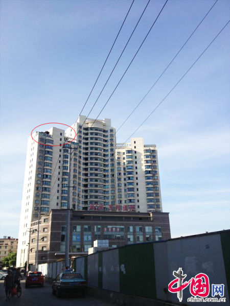 2013年8月14日，江蘇蘇州蘇州市三香大廈高樓18層樓頂東側(cè)陽臺上的“蘇州園林”式別墅，兩座涼亭和兩道回廊，飛檐翹角，一派蘇州園林的氣勢。中國網(wǎng)圖片庫李俊鋒攝影