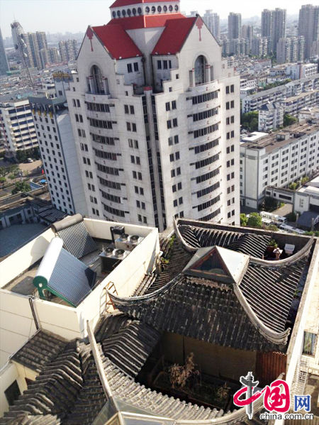 2013年8月14日，江蘇蘇州蘇州市三香大廈高樓18層樓頂東側(cè)陽臺上的“蘇州園林”式別墅，兩座涼亭和兩道回廊，飛檐翹角，一派蘇州園林的氣勢。中國網(wǎng)圖片庫李俊鋒攝影