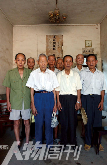 2003年5月，湖南攸縣農(nóng)村的8位志愿軍老兵。10年后回訪時，其中6人已悄然逝去