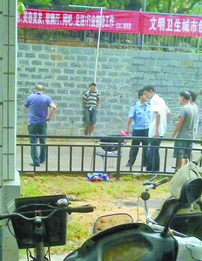 小偷被五花大綁捆在小區(qū)門前的墻壁上示眾。 網(wǎng)友羅先生 攝