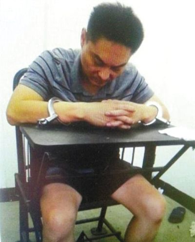韓磊被控制時(shí)接受警方訊問(wèn)。本組圖片為視頻截圖