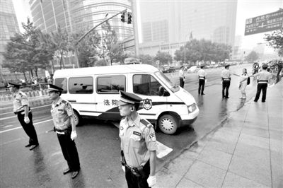 　　昨日早上,押解李某某的車隊開進法院。當(dāng)日,李某某等5人涉嫌強奸案在海淀法院不公開審理。本版攝影/新京報記者 王貴彬
