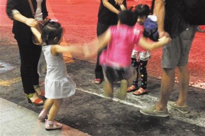 2012年8月1日晚，北京兒童醫(yī)院，三個(gè)來(lái)自廊坊的小女孩在玩耍，她們都被幼兒園老板性侵害。本版攝影/新京報(bào)記者 尹亞飛