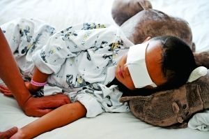 9月2日，小斌斌在病床上休息。山西省眼科醫(yī)院院長(zhǎng)賈亞丁介紹，醫(yī)院安排心理專家對(duì)患兒及家屬進(jìn)行心理治療。