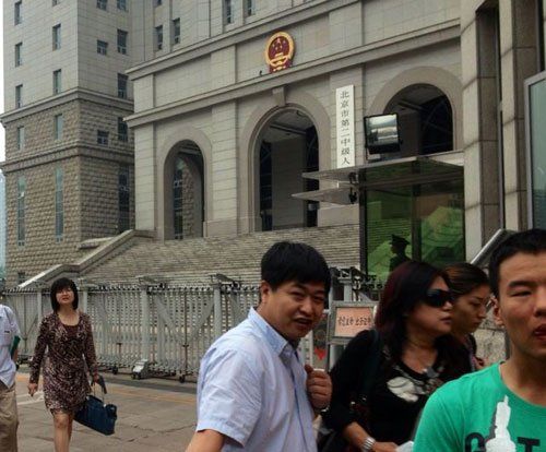 上午10：35分左右，蘇順虎律師和其家屬從法院西大門出來。