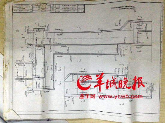 舉報人洪先生稱，里面標(biāo)注“100”（圖紙默認(rèn)單位為毫米）的地方，均按照13厘米的鋼筋間距施工