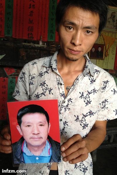 程興貴的兒子程正鵬拿著父親的遺照。程興貴自殺后，政府補(bǔ)償程家6000多塊錢(qián)，并終于認(rèn)定了程興貴的代課教齡。 (南方周末記者雷磊/圖)