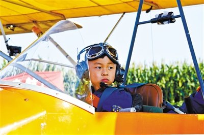 8月31日，5歲半“裸跑弟”從河北固安駕駛飛機(jī)飛越北京野生動(dòng)物園。圖/CFP