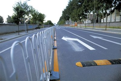 樓梓莊路東，飚車的路已經(jīng)安裝了隔離護欄和減速帶。新京報記者