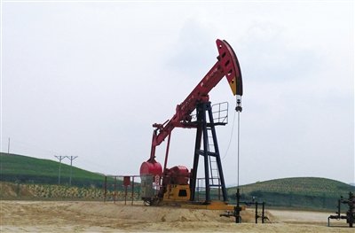 長(zhǎng)慶油田標(biāo)準(zhǔn)化井場(chǎng)，位于定邊縣新安邊鎮(zhèn)店子坪村黃土高原上。