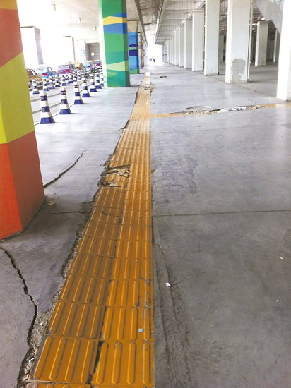 在溫嶺火車站架空層，由于沉降產(chǎn)生的裂縫到處可見(jiàn)。