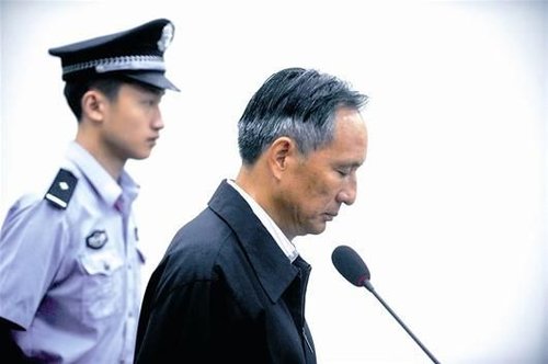 圖為：10日，張曙光在北京市第二中級人民法院接受庭審 新華社發(fā)