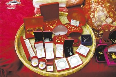 10月1日，王小姐在廣東汕頭舉行婚禮，她的彩禮包括3個(gè)玉鐲、多個(gè)金戒指及一張銀行卡。新京報(bào)記者 吳振鵬 攝