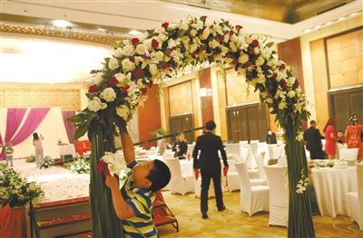 10月5日，北京萬(wàn)達(dá)索菲特酒店，婚宴剛剛結(jié)束。新人介紹，一場(chǎng)婚宴花掉父母20萬(wàn)元。新京報(bào)記者 尹亞飛 攝