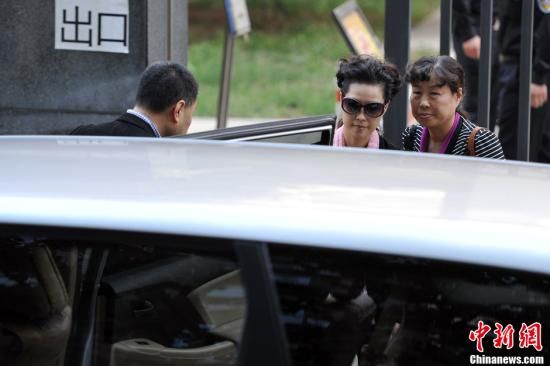 圖為宣判結束后夢鴿面無表情走出海淀法院，乘車離開。