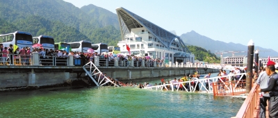 昨天上午10點左右，江西廬山西海風景區(qū)司馬旅游碼頭發(fā)生橋面塌陷事故，造成18名游客擦傷或落水。景區(qū)表示，目前已對擦傷或落水游客進行有效救治和妥善處置，并對游客損失的財物進行登記。