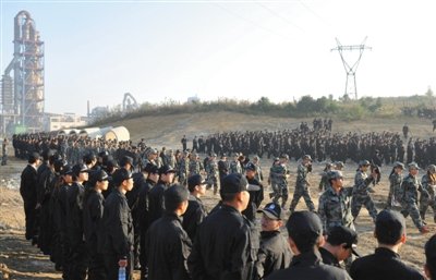 10月12日，貴陽，觀山湖區(qū)控拆違指揮部組織2500余人到金華鎮(zhèn)上鋪村空山壩，對54棟違法建筑進行