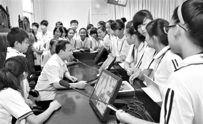 2013年5月30日，結(jié)合當(dāng)前國內(nèi)民眾普遍關(guān)注的“校長開房”、“強(qiáng)奸猥褻”等事件，廣西上思縣人民法院邀請中小學(xué)生到法院觀摩案件的庭審，提高他們的守法、維權(quán)意識。圖/IC