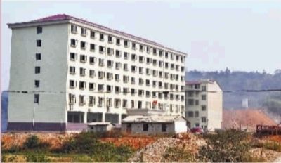  10月23日，長沙市岳麓區(qū)蓮花鎮(zhèn)云蓋村村委會的辦公大樓。  實習(xí)記者 李健 攝