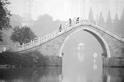10月28日，市民走在合肥市霧霾籠罩的公園里。新華社發(fā)
