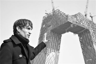 2008年2月，建筑師奧雷·舍人在中央電視臺(tái)新址大樓的工地外。圖/CFP