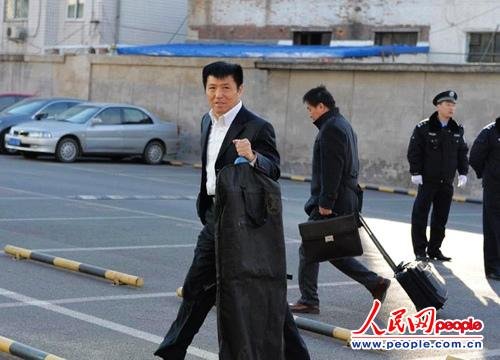 庭審當(dāng)日，李某某辯護(hù)律師張起淮匆匆趕到北京市一中院    人民網(wǎng)記者 翁奇羽攝