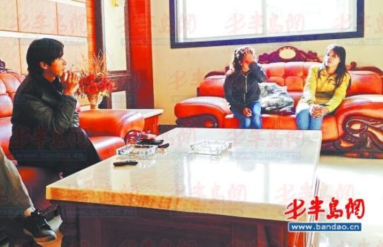 鄱陽湖鄉(xiāng)村大酒店內(nèi)，兩個本地男子帶著兩個外籍女子給記者