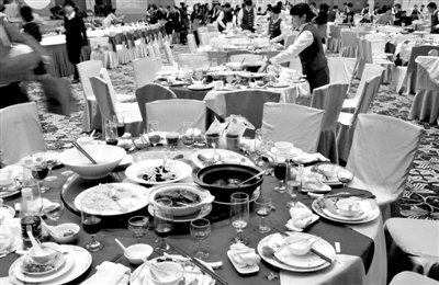 今年1月20日，一國(guó)企在廣州一家五星級(jí)酒店擺了70桌。臨近年底，在中央“嚴(yán)抓四風(fēng)”背景下，北京國(guó)企機(jī)