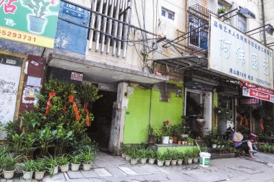 今年8月，當(dāng)年于英生妻子被殺案發(fā)生地——蚌埠市南山路一處臨街一樓的三室一廳——目前已經(jīng)成為一個花店。