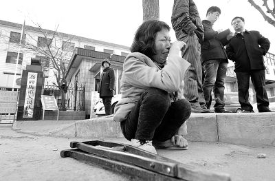 從法院出來以后，家屬和律師正在商量案情，夏鳳各在旁想著想著忍不住哭起來