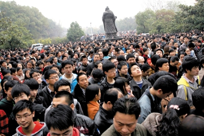 去年3月16日，武漢華中科技大學(xué)，“北約”、“華約”、“卓越”聯(lián)盟自主招生選拔考試湖北考點，考生等待進場。 圖/CFP