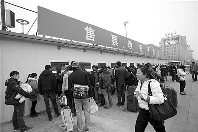 1月6日，北京站搭建完畢的臨時售票處已經(jīng)投入使用。今年春運(yùn)期間，北京鐵路局共開設(shè)售票窗口3421個，同比增加150個。新京報記者