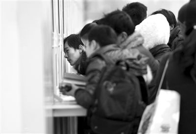 1月6日，旅客在北京站臨時售票處排隊(duì)購票。新京報記者
