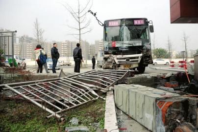 1月6日，成都雙華大道，失控后的公交車撞垮一單位的護(hù)欄。攝影 劉陳平