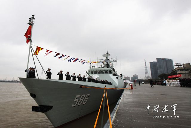 1月8日，某新型導(dǎo)彈護(hù)衛(wèi)艦吉安艦入列海軍東海艦隊(duì)命名授旗儀式現(xiàn)場。新華社發(fā)