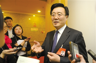 昨日，在十四屆人大二次會(huì)議順義代表團(tuán)全團(tuán)審議后，北京市人大代表、北京市常務(wù)副市長李士祥接受記者提問。新京報(bào)記者 浦峰 攝