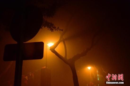 1月31日凌晨，市民行走在煙霧繚繞的南京街頭。當(dāng)天是農(nóng)歷馬年正月初一，南京有限開禁燃放煙花爆竹正逢下霧天，空氣的不流通致使煙花爆竹燃燒后產(chǎn)生的顆粒物不能及時(shí)散開，造成整座城市煙霧繚繞。據(jù)當(dāng)?shù)丨h(huán)保部門發(fā)布的信息顯示，空氣質(zhì)量屬重度污染。中新社發(fā) 泱波 攝