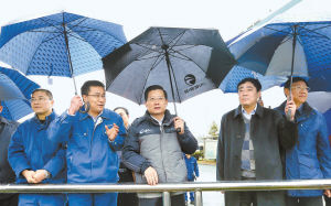 2月7日，省委書記強衛(wèi)冒雨在江西銅業(yè)集團調(diào)研。記者 梁振堂 攝