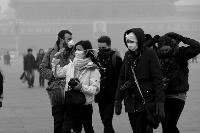 天安門廣場戴口罩的外國游客。