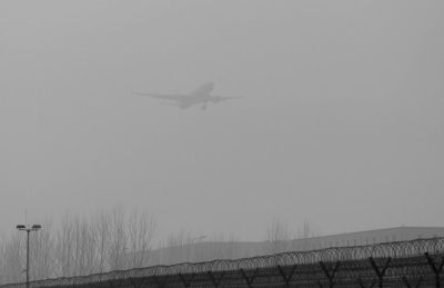 在首都機(jī)場，飛機(jī)在霧霾中降落。