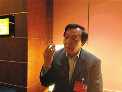 　昨日，在接受采訪時(shí)，何香久強(qiáng)調(diào)，大多公務(wù)員是勤勉工作的。