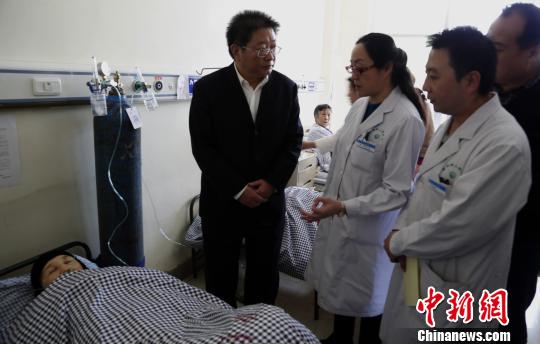 圖為青海省委常委、西寧市委書記毛小兵正在詢問患者病情?！×_云鵬　攝