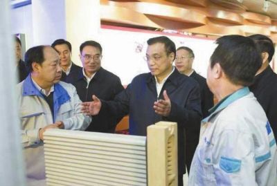 昨天，李克強(qiáng)在科技園查看PM2.5過濾設(shè)備。圖/新華視點微博