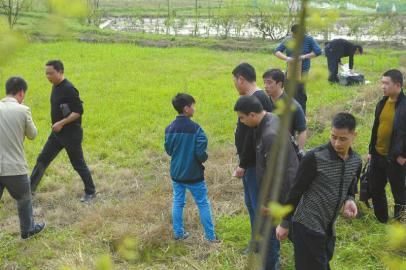 少年指認(rèn)藏槍地點(diǎn)。